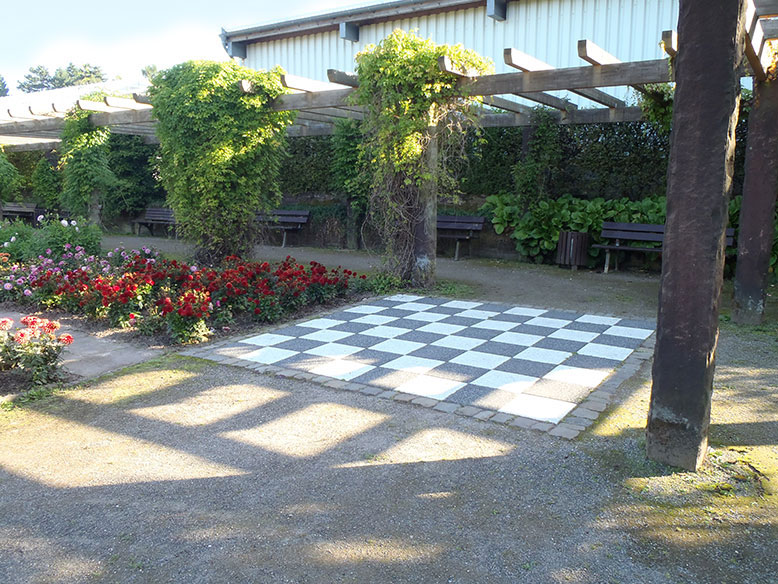 Das Schachfeld in der Pergola